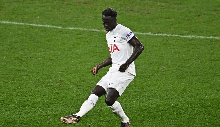 Davinson Sánchez en partido de pretemporada con el Tottenham (Photo by Daniel Carson/Getty Images)