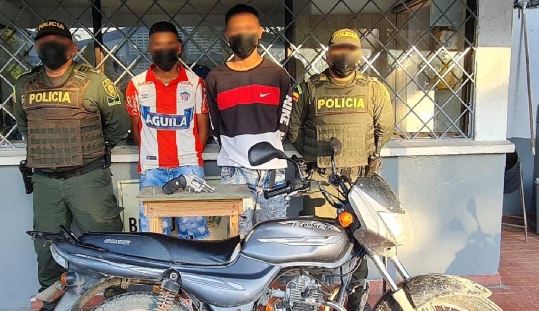La Policía los capturó cuando se movilizaban en una motocicleta a alta velocidad con un revólver calibre 38