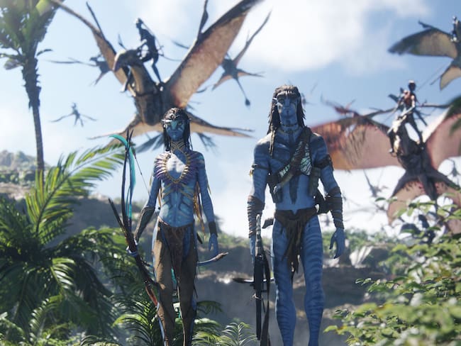 (L-R) Neytiri (Zoe Saldaña) and Jake Sully (Sam Worthington) in 20th Century Studios' AVATAR: FIRE AND ASH. Photo courtesy of 20th Century Studios. © 2025 20th Century Studios. All Rights Reserved.