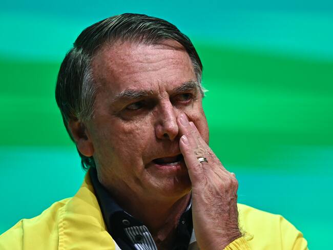 AME1993. BOGOTÁ (COLOMBIA), 26/03/2025.- Fotografía de archivo del 21 de febrero de 2025 del expresidente de Brasil, Jair Bolsonaro (2019-2022), en el Centro de Convenciones Ulysses Guimarães, en Brasilia (Brasil). El Tribunal Supremo Federal de Brasil decidió este miércoles, por unanimidad, abrir un proceso penal contra el expresidente Jair Bolsonaro (2019-2022) y otros siete acusados por supuestamente tramar un golpe de Estado. EFE/ Andre Borges ARCHIVO