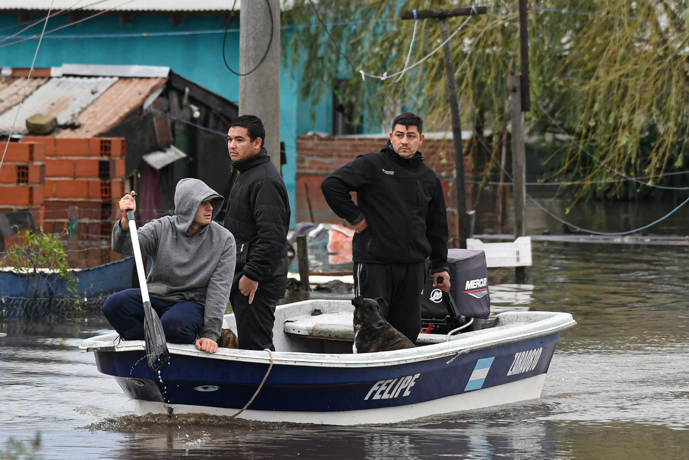AME8824. CAMPANA (ARGENTINA), 17/05/2025.- Personas se movilizan en una lancha por una vía inundada este sábado, en Campana, Buenos Aires (Argentina). El Gobierno de Javier Milei movilizó a las Fuerzas Armadas y de Seguridad para asistir en las evacuaciones provocadas por el temporal que azotó, entre este viernes y sábado, las zonas oeste y norte de la provincia de Buenos Aires, y obligó a evacuar a unas mil personas. EFE/ STR