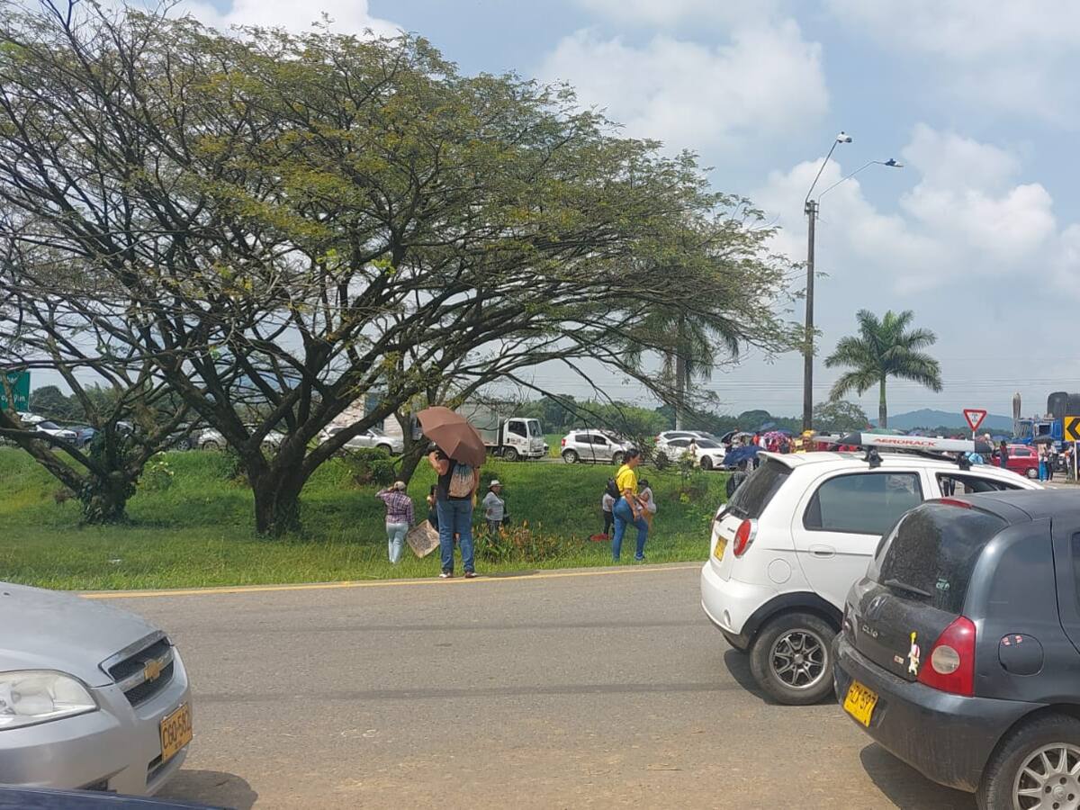 Docentes protestan en la vía Panamericana en Cauca