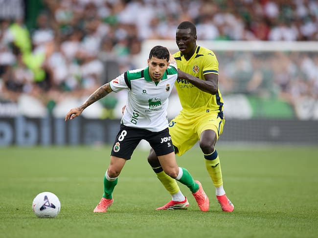 Gustavo Puerta jugó los 90′ minutos en el debut en primera división española con Racing de Santander. (Photo by Ion Alcoba Beitia/Getty Images)