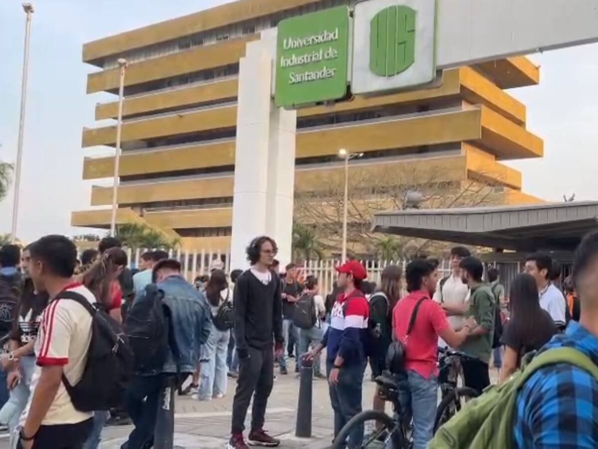 Está cerrada la UIS, por protesta de encapuchados