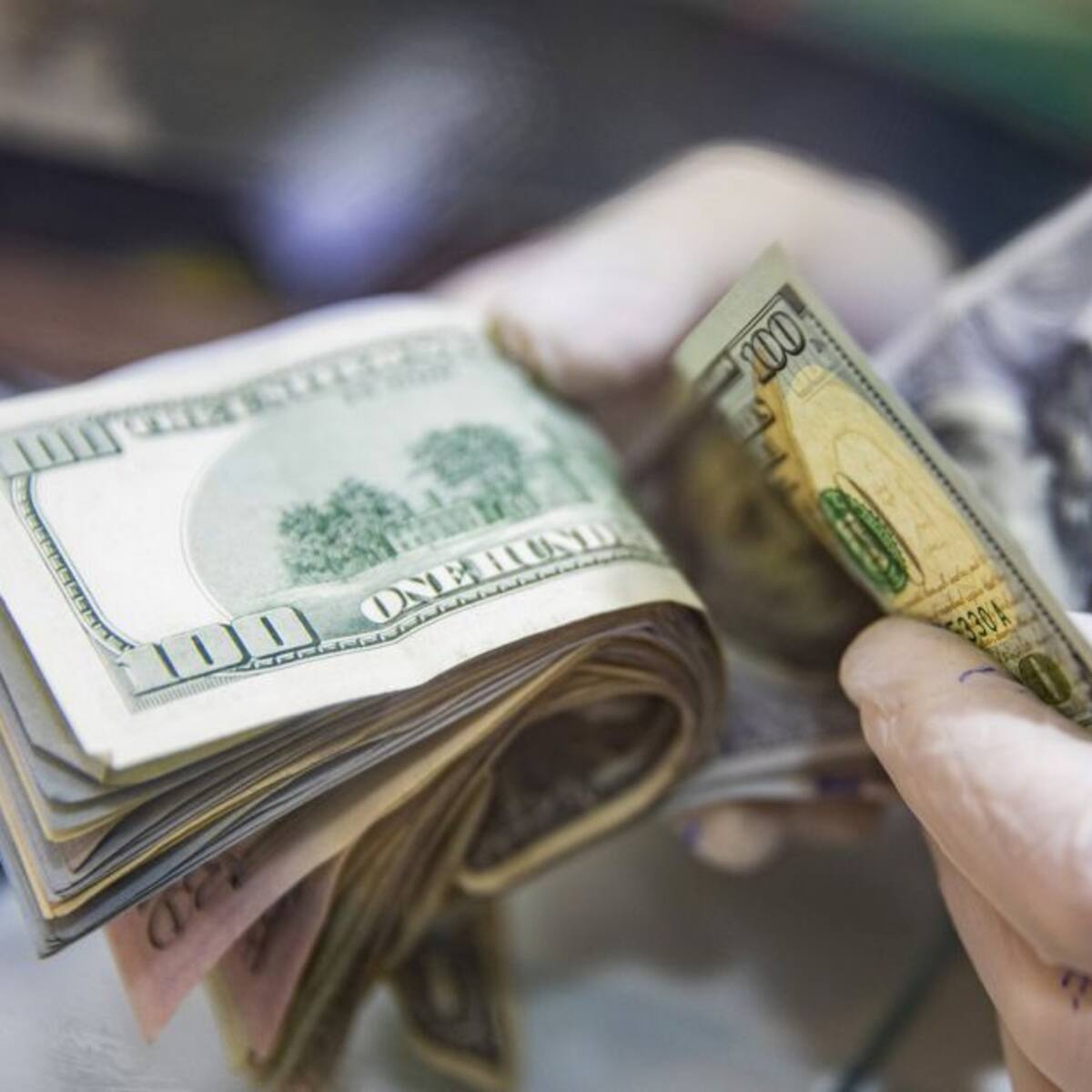 Vuelve a caer el precio del dólar después de reciente disparada