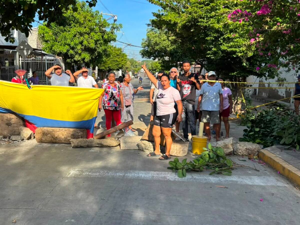 Bloquean vías en Los Calamares tras completar cuatro días sin energía eléctrica