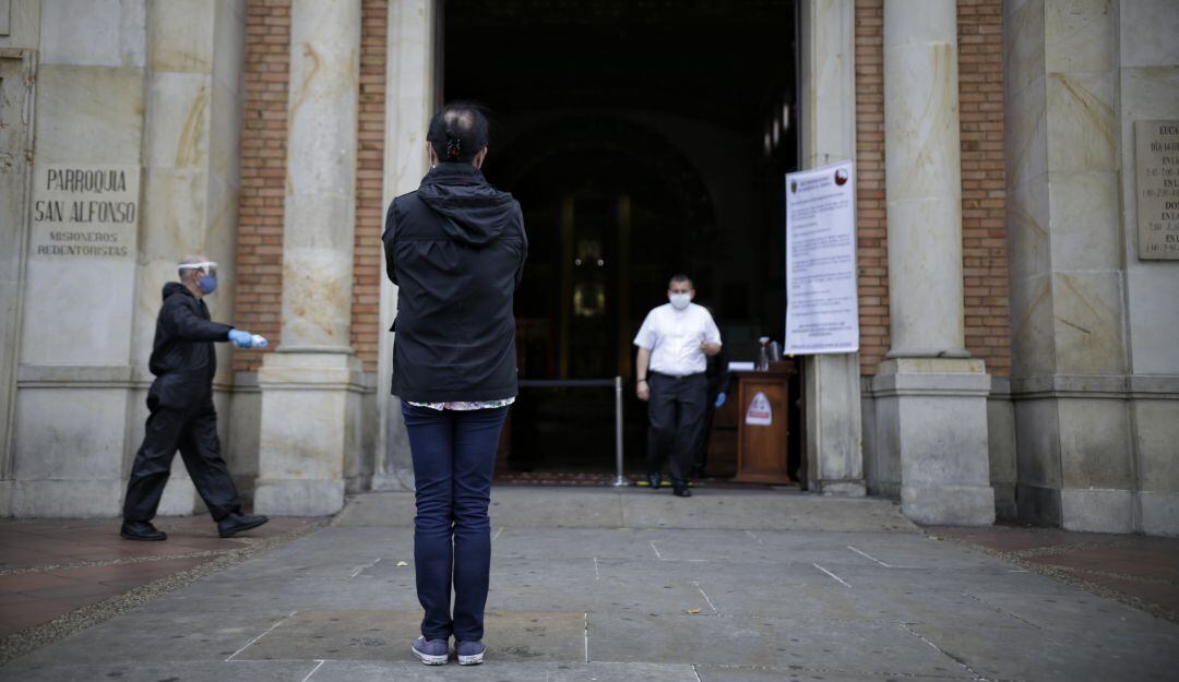 A la recomendación de uso de tapabocas en espacios cerrados se suman los especialistas y sugieren otras medidas.