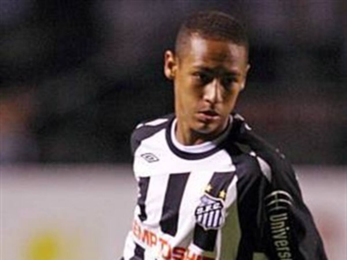 Las faltas cometidas a Neymar abren un debate en Brasil