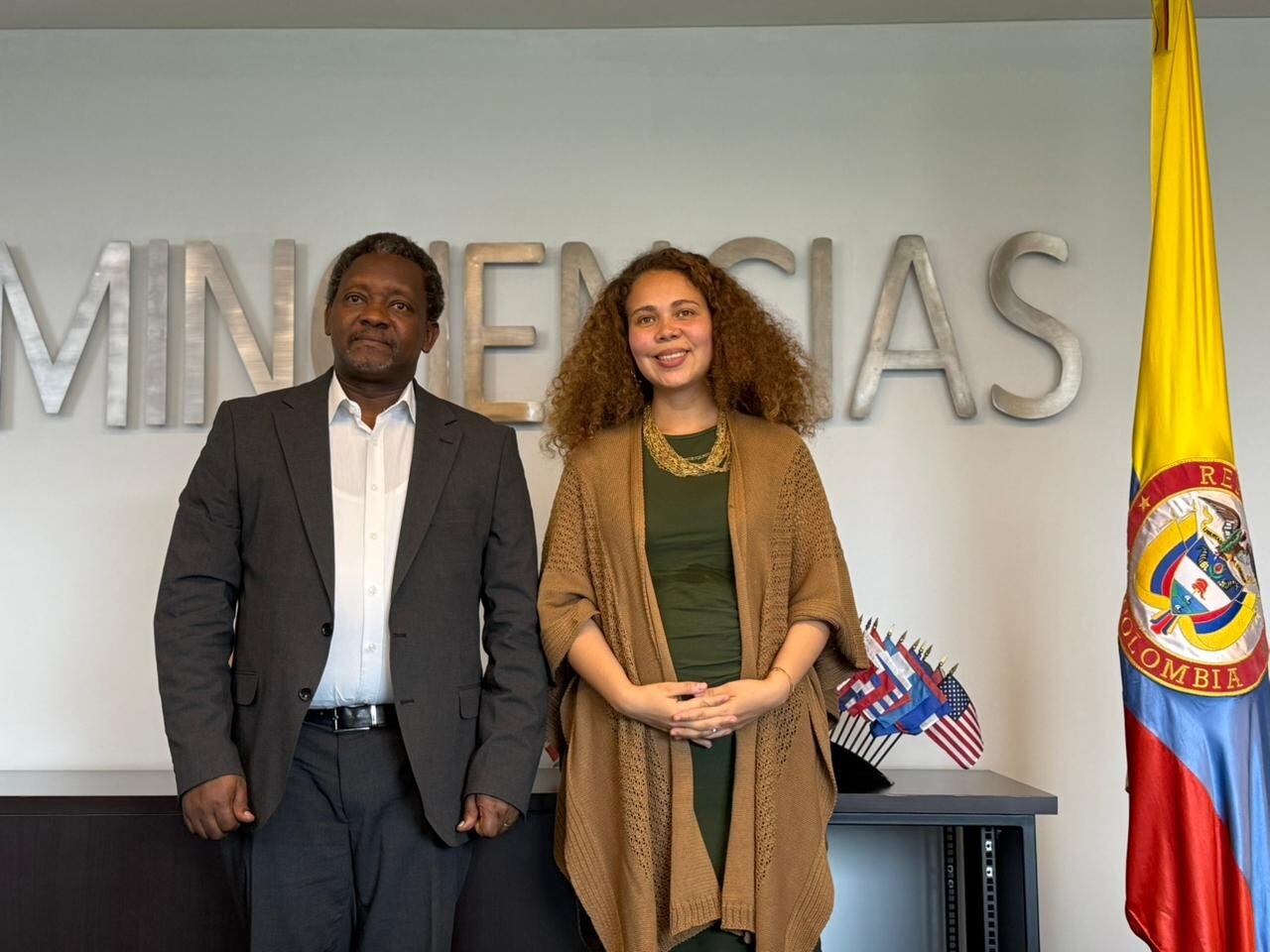 Ministra de ciencias Yesenia Olaya y comisionado de Educación, Ciencia, Tecnología e Innovación de la Unión Africana Gaspar Banyankimbona