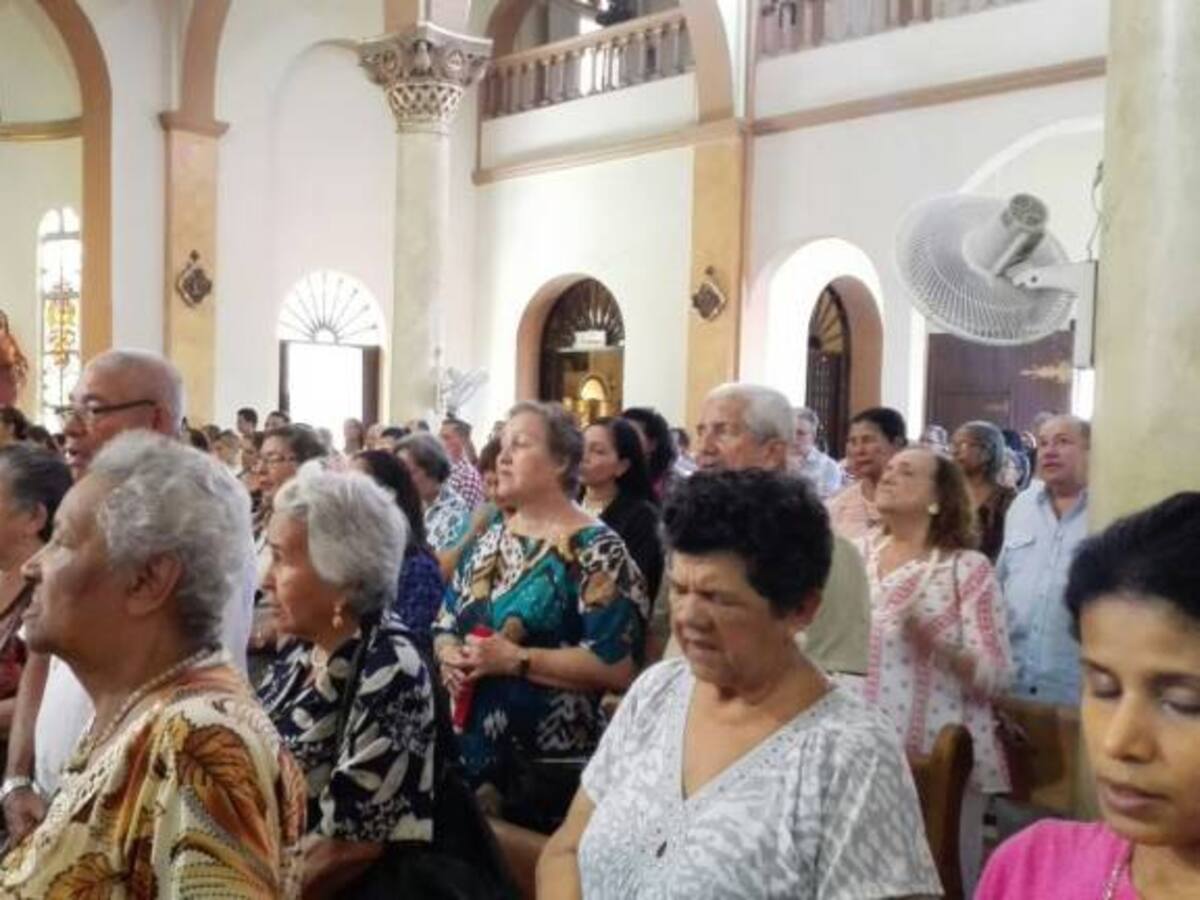 Feligreses muestran en Barranquilla su devoción por la Virgen del Carmen.