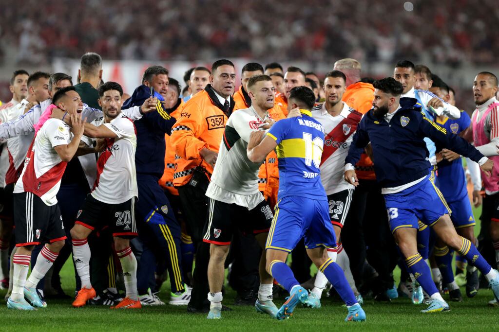 Momento en el que los jugadores de River Plate y Boca Juniors tienen un violento encontronazo (Photo by Daniel Jayo/Getty Images)