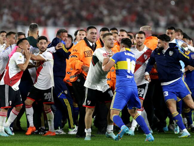 Momento en el que los jugadores de River Plate y Boca Juniors tienen un violento encontronazo (Photo by Daniel Jayo/Getty Images)