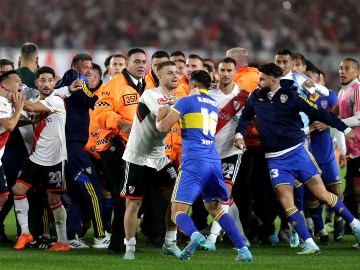 Escandaloso final del superclásico argentino: seis expulsados dejó la gresca