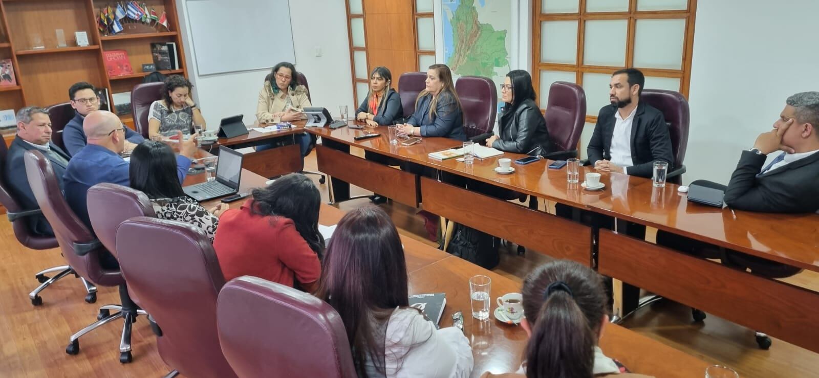 Gremios de Barranquilla reunidos con la Viceministra de Minas y Energía, Belizza Ruiz./ Asocentro