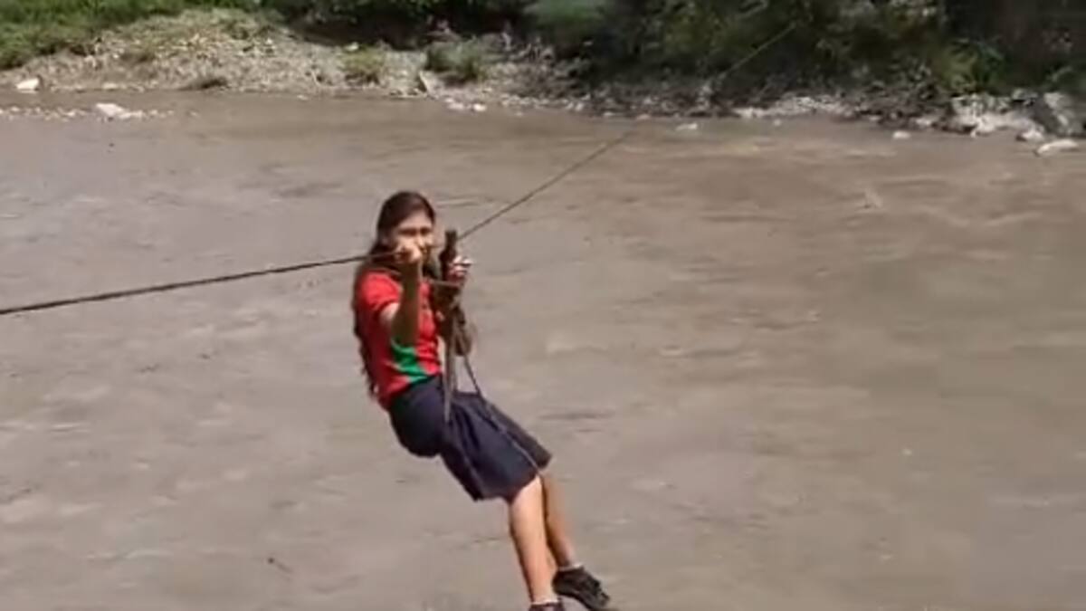 La vida de 150 niños depende de una guaya, que utilizan para pasar el río Chicamocha