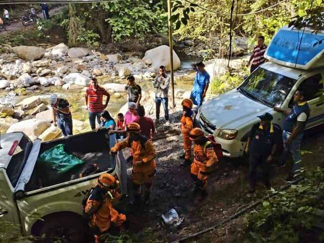 Equipo de salvamento intenta ingresar para lograr el rescate de los mineros atrapados / FOTO: Cortesía