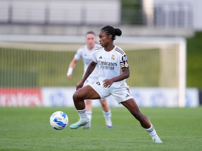 VALDEBEBAS, SPAIN - APRIL 26: Linda Caicedo of Real Madrid controls the ball during the Spanish Women League, Liga F, football match played between Real Madrid and DUX Logrono at Alfredo Di Stefano stadium on April 26, 2026, in Valdebebas, Madrid, Spain. (Photo By Dennis Agyeman/Europa Press via Getty Images)
