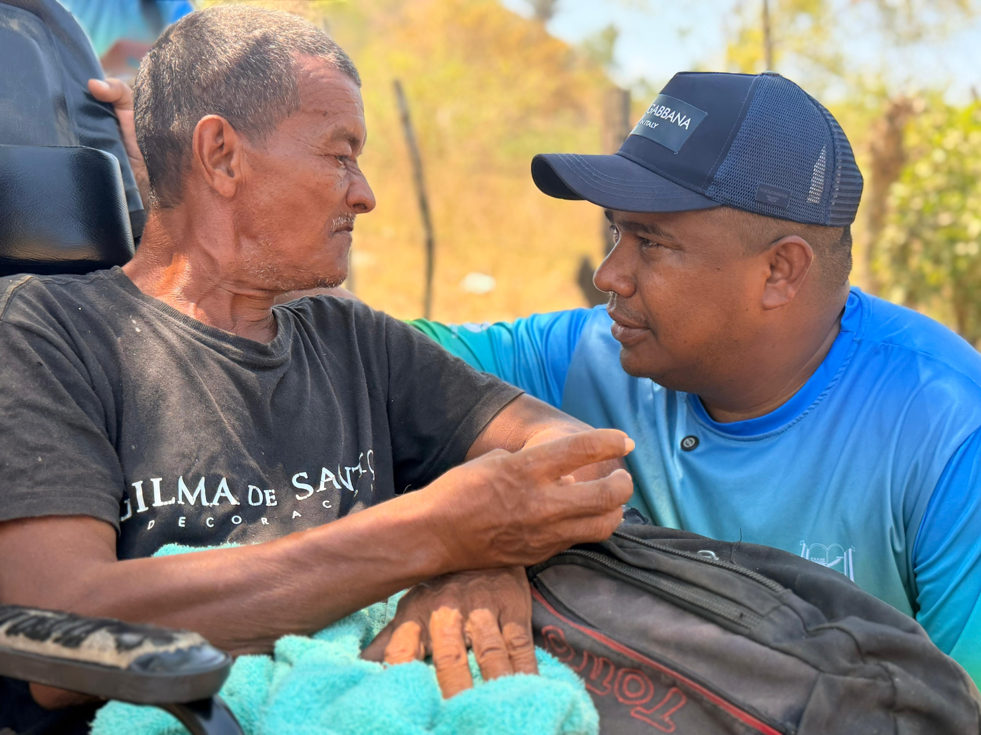 De casa en casa, así rinde cuentas Arnaldo Beltrán, alcalde de Santa Catalina, Bolívar
