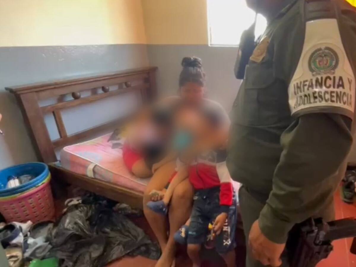 VIDEO: Empacaban y vendían droga delante de sus tres hijos