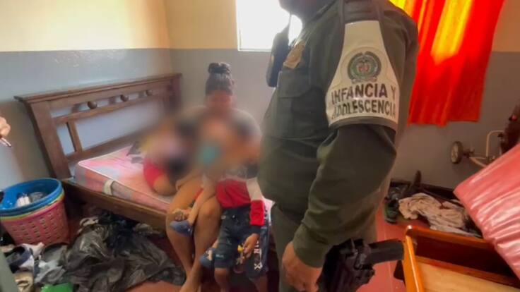 VIDEO: Empacaban y vendían droga delante de sus tres hijos