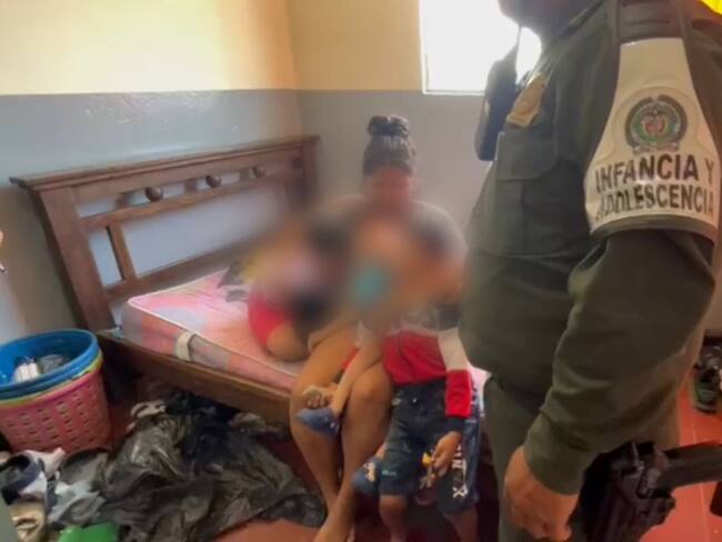VIDEO: Empacaban y vendían droga delante de sus tres hijos
