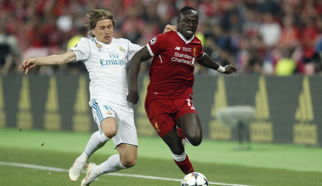 Luka Modric y Sadio Mané en la final de la Champions League 2018