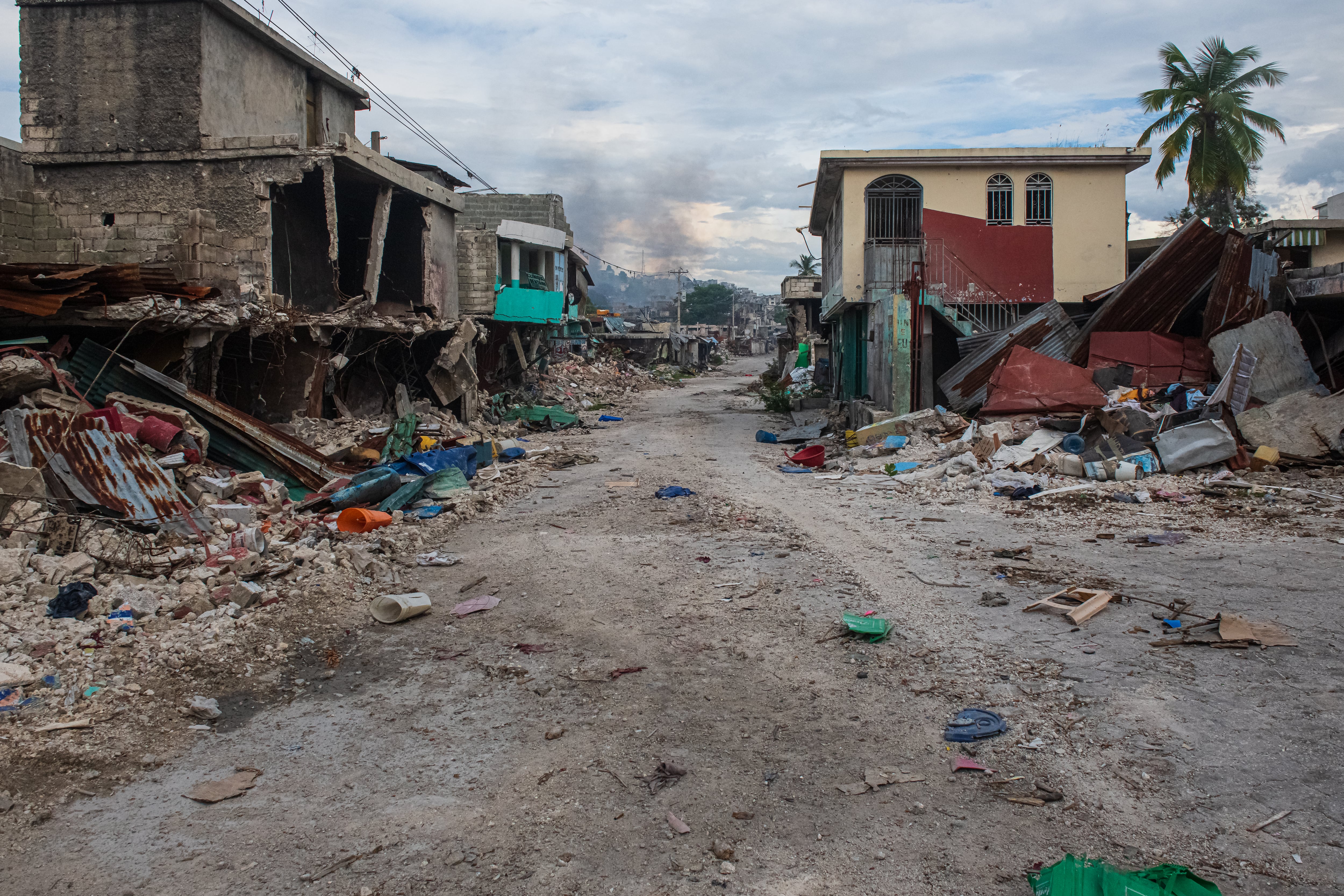 Fotografía de una calle con escombros y basura en Puerto Príncipe (Haití). 
 EFE/ Johnson Sabin
