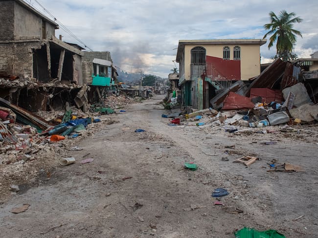 Fotografía de una calle con escombros y basura en Puerto Príncipe (Haití).
EFE/ Johnson Sabin