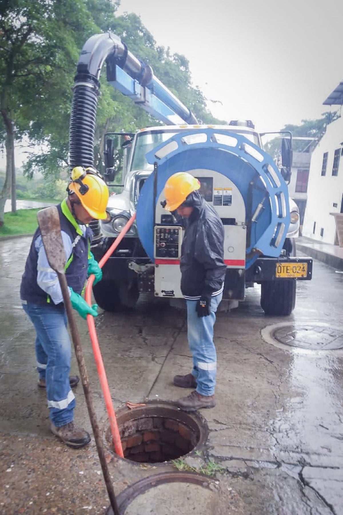 Labores de limpieza en el alcantarillado de Ibagué.