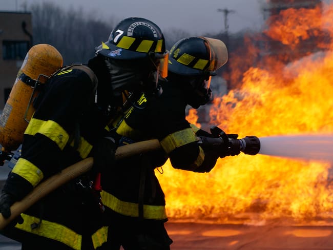 Aumentan a 15 los fallecidos y a más de 50.000 los evacuados por incendios en sur de Chile