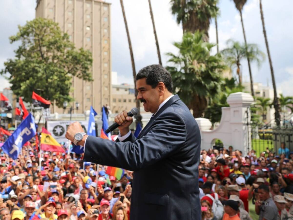 Maduro dice que "llueva, truene o relampaguee" irá al diálogo este domingo