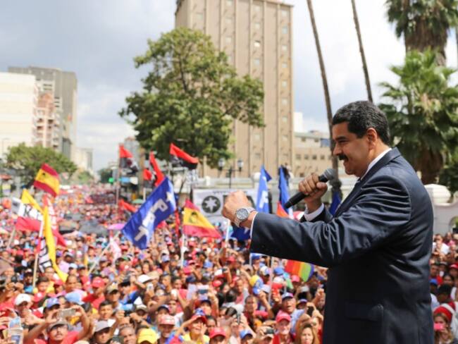 Maduro dice que &quot;llueva, truene o relampaguee&quot; irá al diálogo este domingo