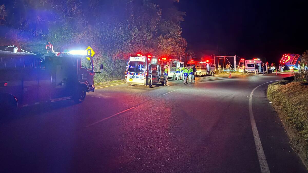 Por accidente de tránsito está cerrada la vía en el Alto de la Línea