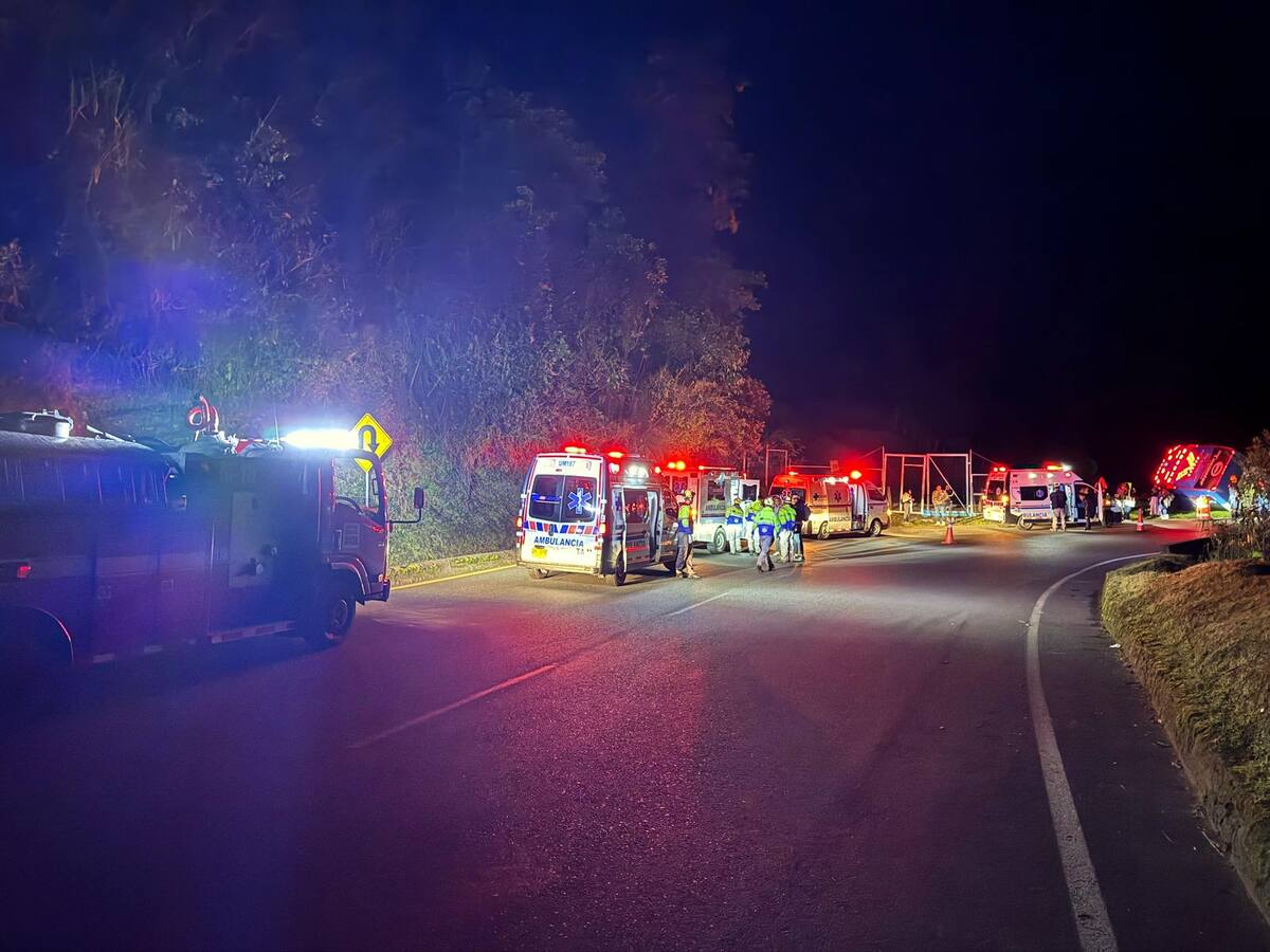 Por accidente de tránsito está cerrada la vía en el Alto de la Línea