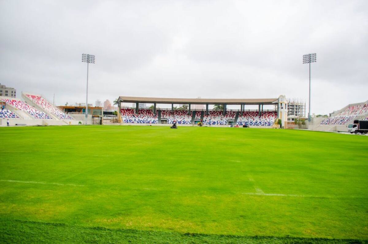 Estadio de fútbol Romelio Martínez. 