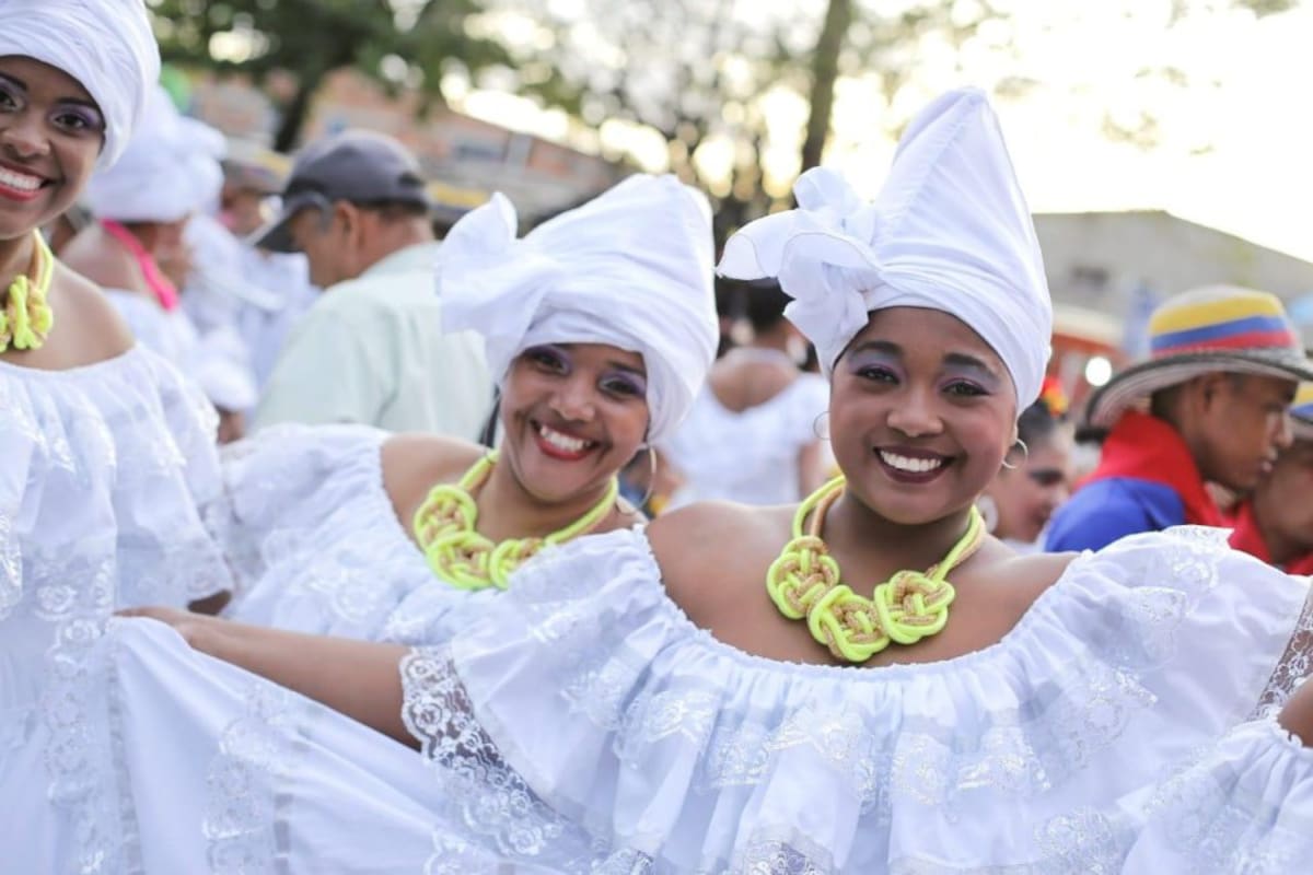 Los grupos folclóricos prendieron la fiesta desde tempranas horas de la tarde