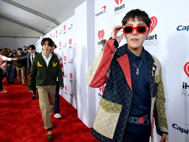 J-Hope en la alfombra de los iHeartRadio en Los Ángeles, California (03-12-2021).