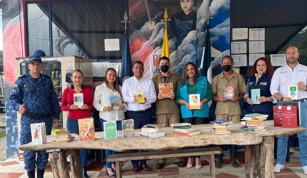 La educación en las cárceles con entrega de libros. Crédito: Gobernación de Caldas