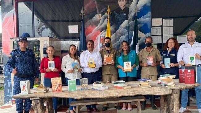 La educación en las cárceles con entrega de libros. Crédito: Gobernación de Caldas