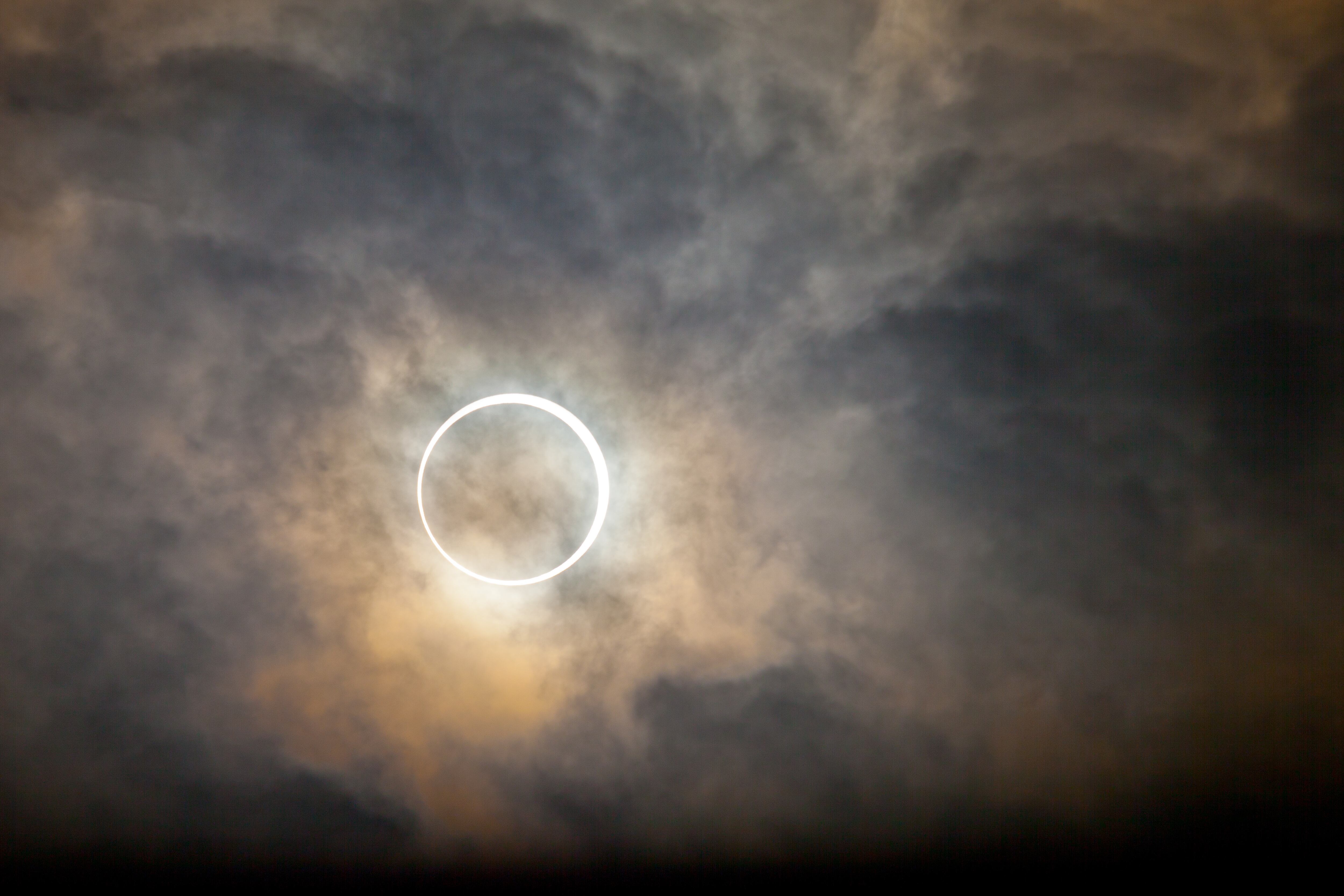 Eclipse solar anular visto desde la Tierra (Foto vía Getty Images)