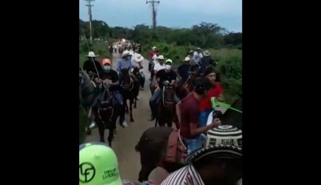 Los caballistas, como en toda cabalgata, al calor de los tragos, iban guapirreando entusiasmados.