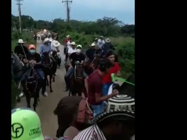 Los caballistas, como en toda cabalgata, al calor de los tragos, iban guapirreando entusiasmados.