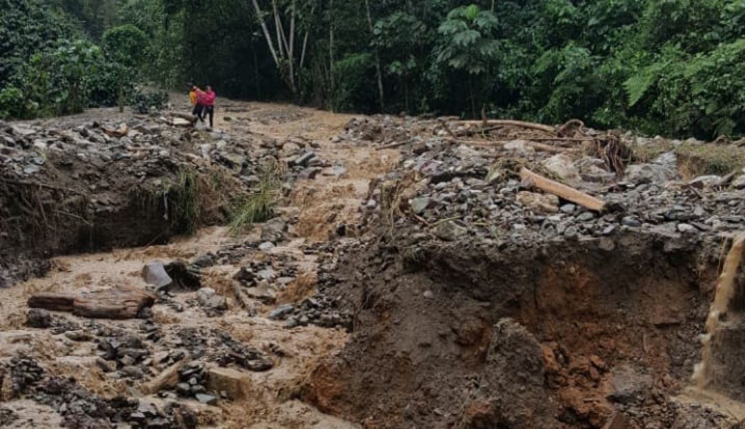 La quebrada generó graves daños en la vía. 
