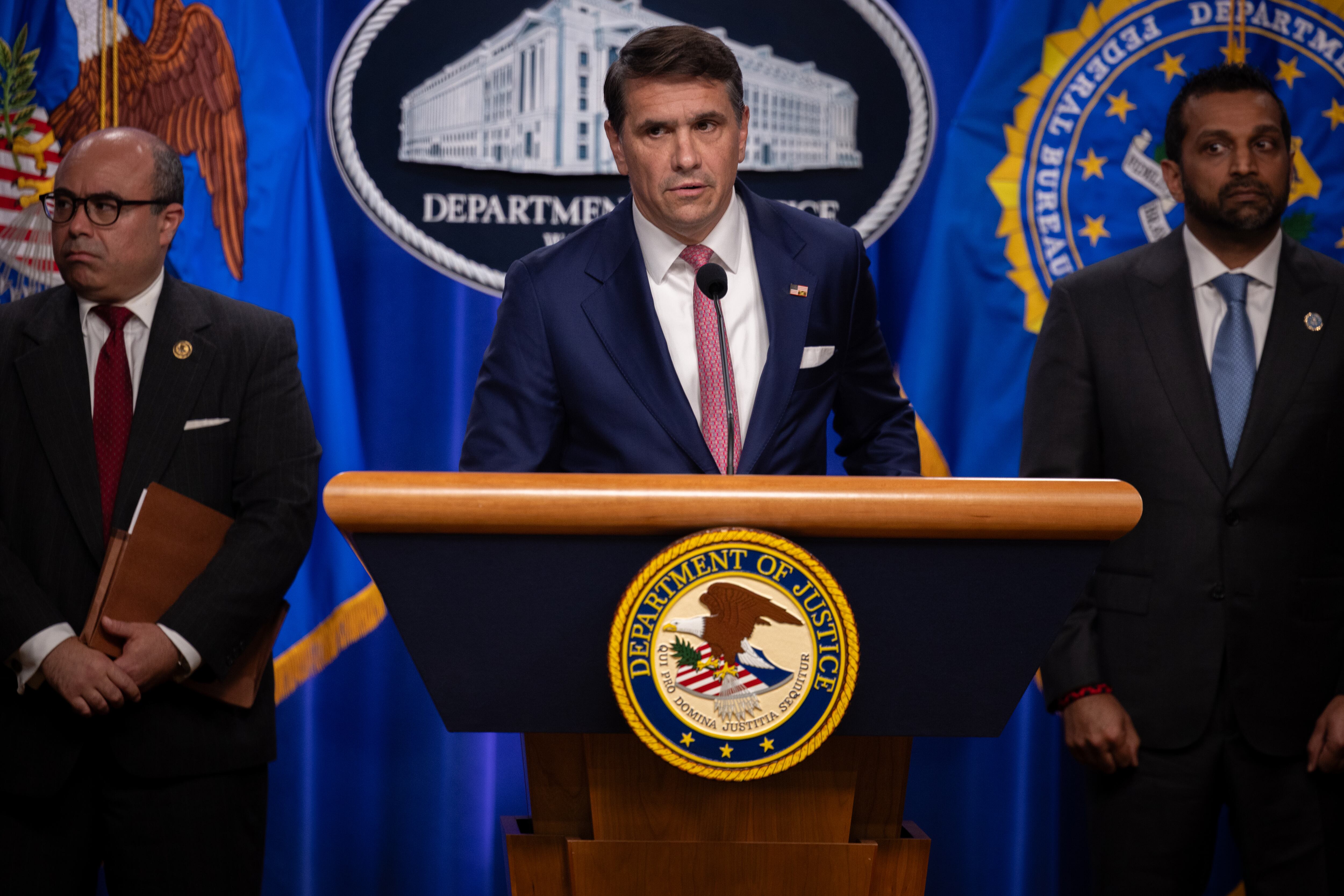 WASHINGTON, DC - JULY 1: Acting Attorney General Todd Blanche answers questions at a press conference announcing Tren de Aragua enforcement efforts at the Department of Justice in Washington, DC on July 1, 2026. Imagen tomada de Getty Imagenes (Crédito: Anadolu / Colaborador)