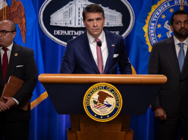 WASHINGTON, DC - JULY 1: Acting Attorney General Todd Blanche answers questions at a press conference announcing Tren de Aragua enforcement efforts at the Department of Justice in Washington, DC on July 1, 2026. Imagen tomada de Getty Imagenes (Crédito: Anadolu / Colaborador)