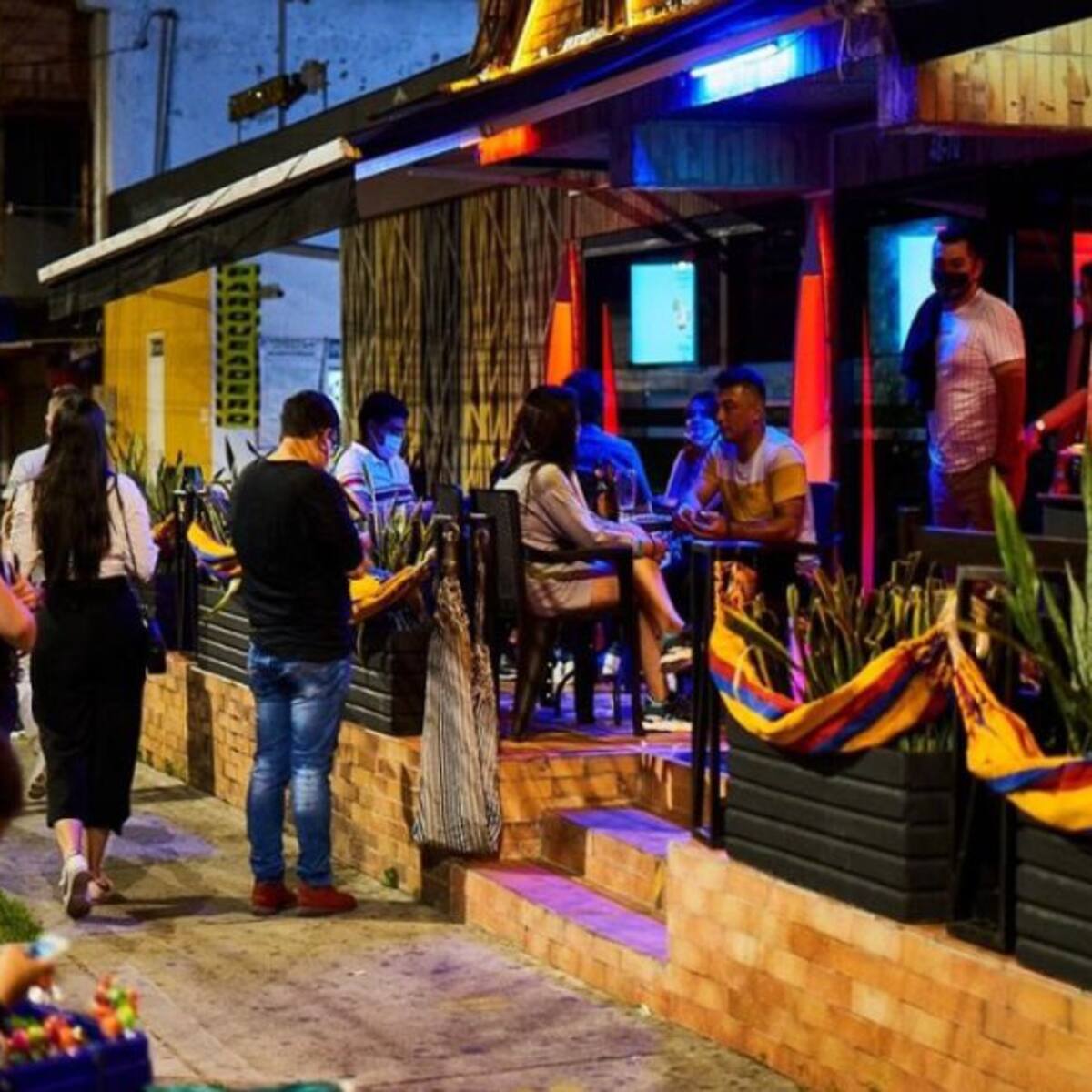 Amplían horario de funcionamiento para bares y discotecas