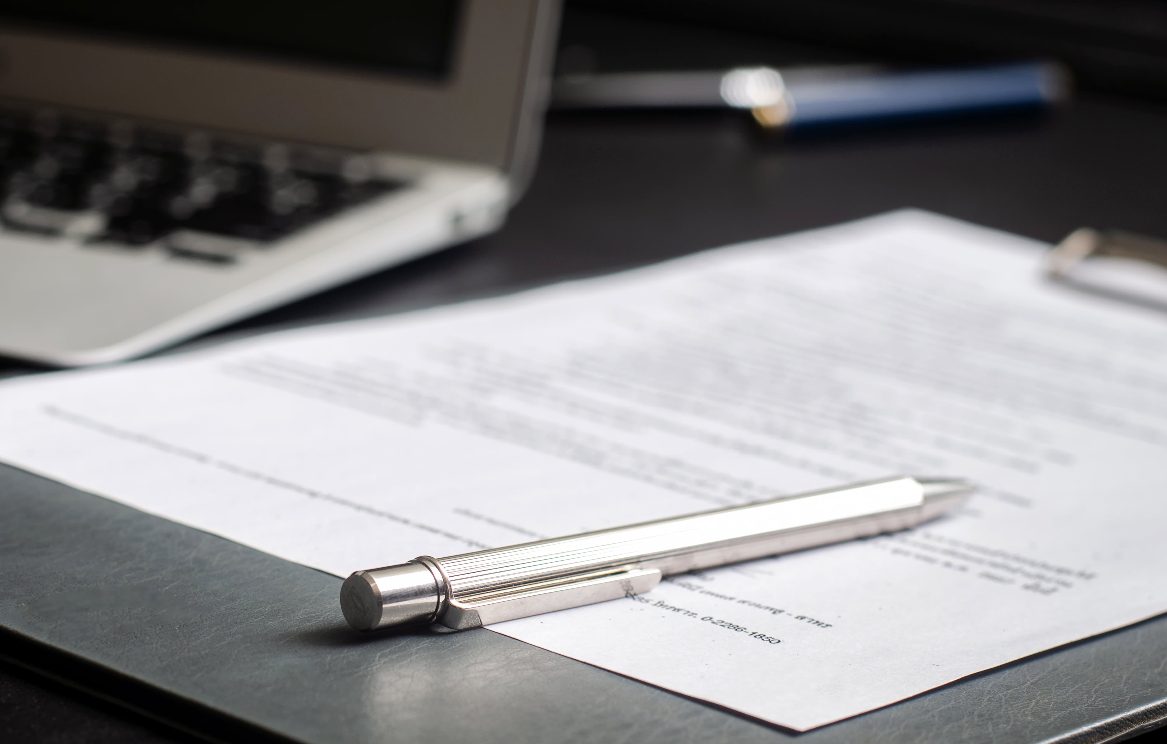 Esfero sobre una hoja, en una mesa. (Foto: Getty Images)