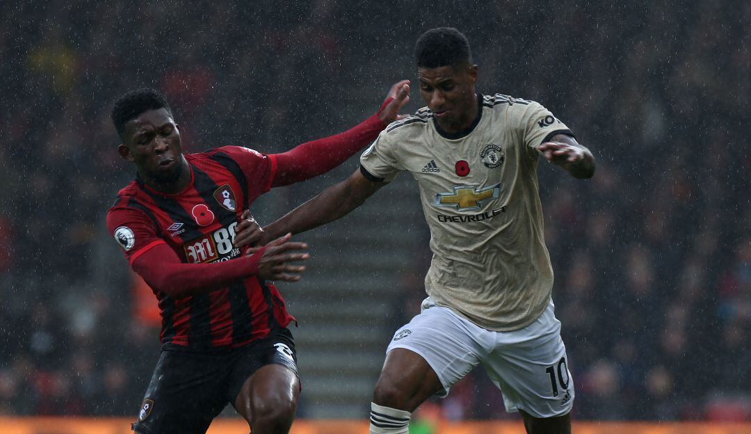 Lerma disputando un balón con Marcus Rashford.