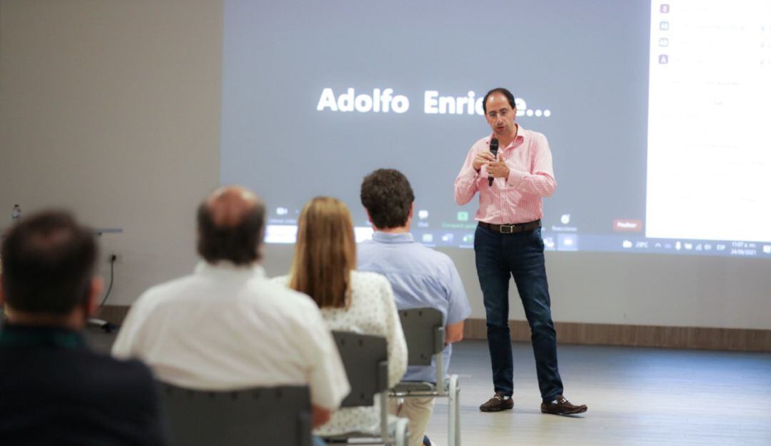 Ministro José Manuel Restrepo durante encuentro con gremios y sectores sociales en Barranquilla