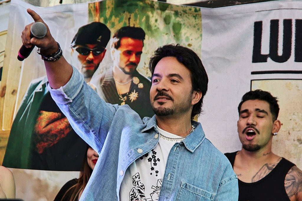 MEXICO CITY, MEXICO - APRIL 9: Singer Luis Fonsi performs during an event with fans at Glorieta Insurgentes on April 9, 2026 in Mexico City, Mexico.  (Photo by Medios y Media/Getty Images)